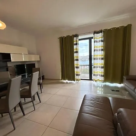 Sea View Over Valletta Area S2 شقة سليمة